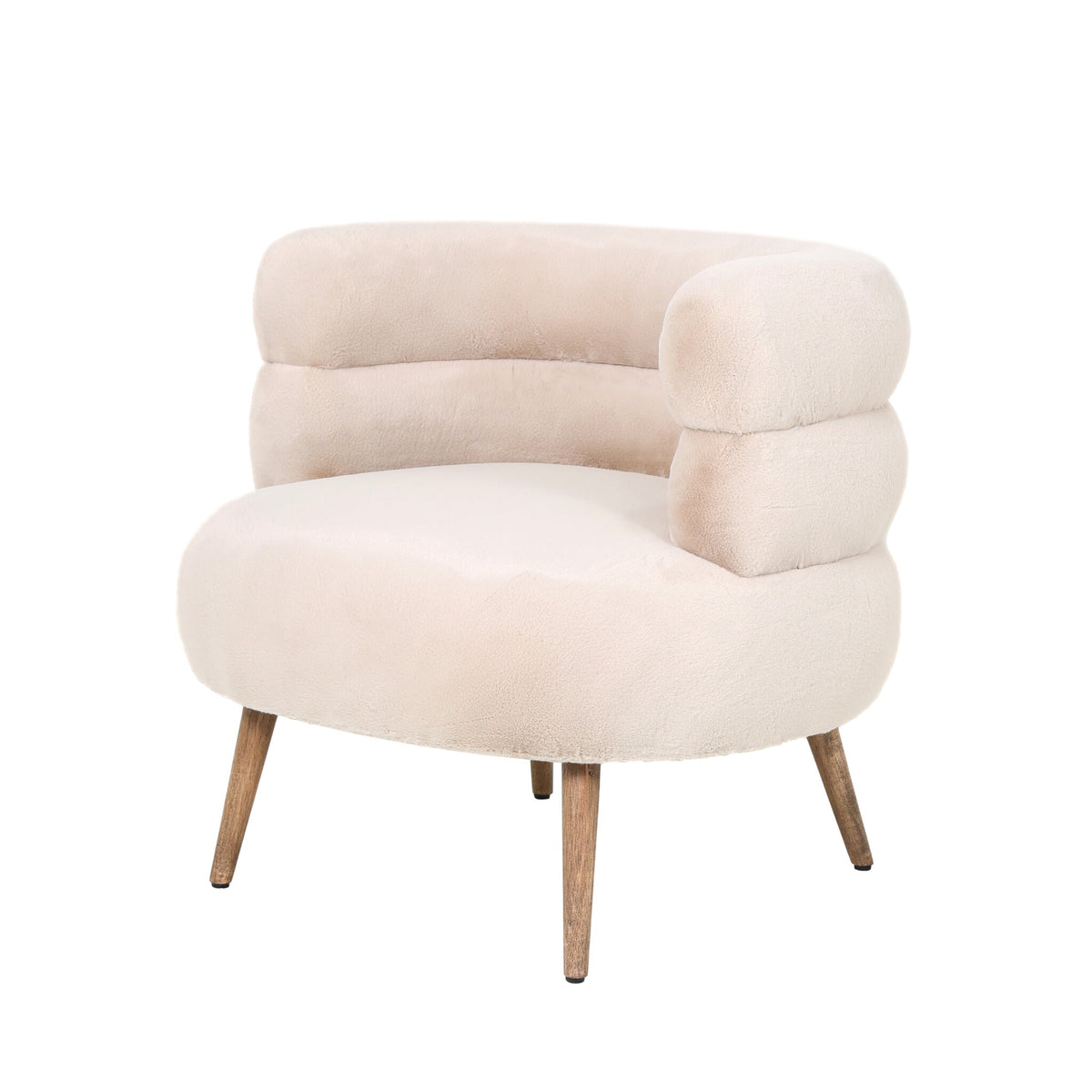 Vooraanzicht van de knusse design fauteuil in aaibare beige teddy-stof met een ronde zitting en schuingeplaatste houten pootjes.