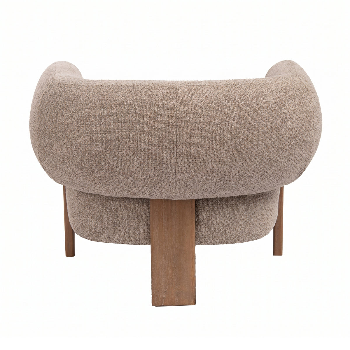 Volledig achteraanzicht van de fauteuil, tonend hoe de doorlopende afgeronde rugbekleding en houten staander het meubel perfect geschikt maken voor een vrije plaatsing.