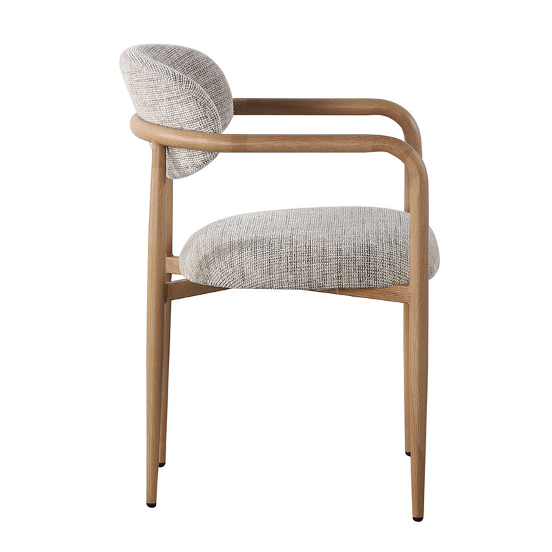 Zijaanzicht op een witte achtergrond van de eetkamerstoel, tonend het ergonomische silhouet, de comfortabele zithouding en de slanke belijning van het onderstel.