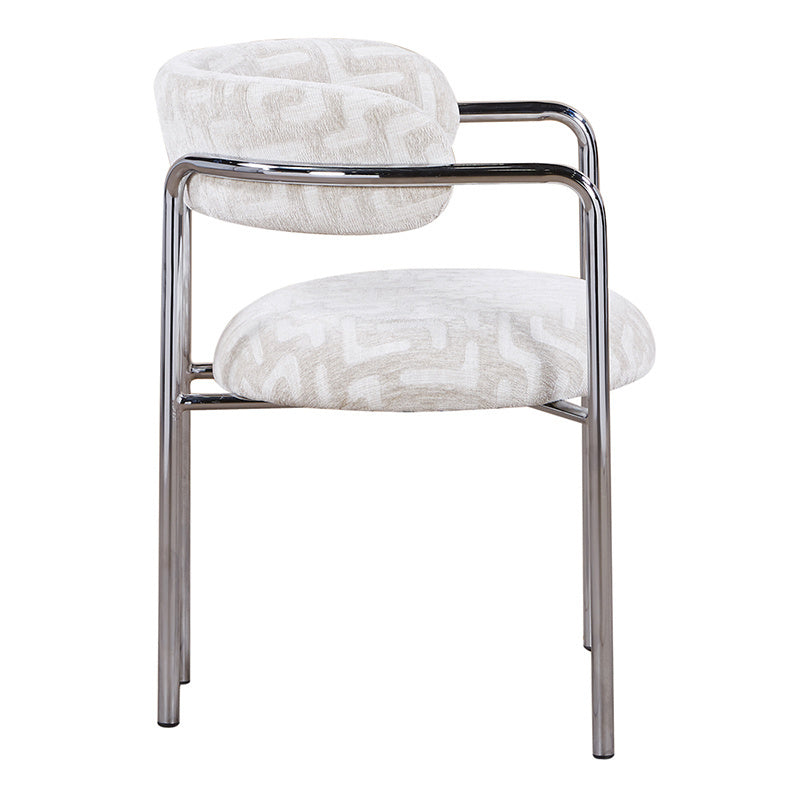Vrijstaand zijaanzicht van de stoel op een witte achtergrond, met een duidelijke blik op het ergonomische profiel, de zacht geweven beige stoffering en de afgeronde armleggers.