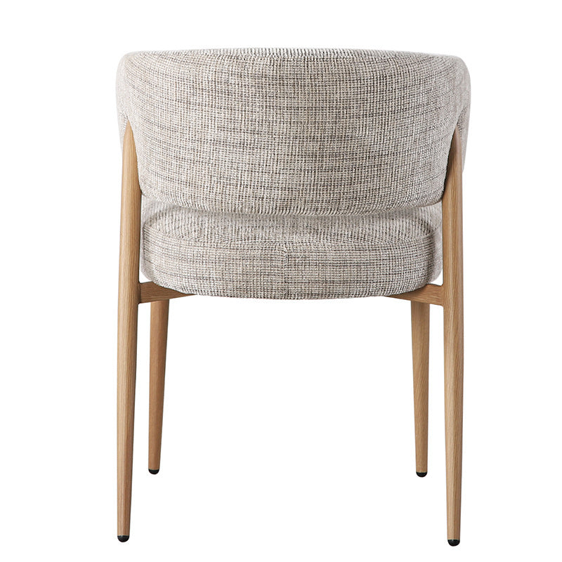 Vrijstaand achteraanzicht van de stoel op witte achtergrond, tonend het strakke en doorlopende houten frame dat de halfronde rugleuning elegant ondersteunt.
