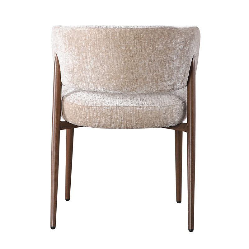 Vrijstaand achteraanzicht van de stoel op witte achtergrond, tonend het strakke en doorlopende houten frame dat de halfronde rugleuning elegant ondersteunt.