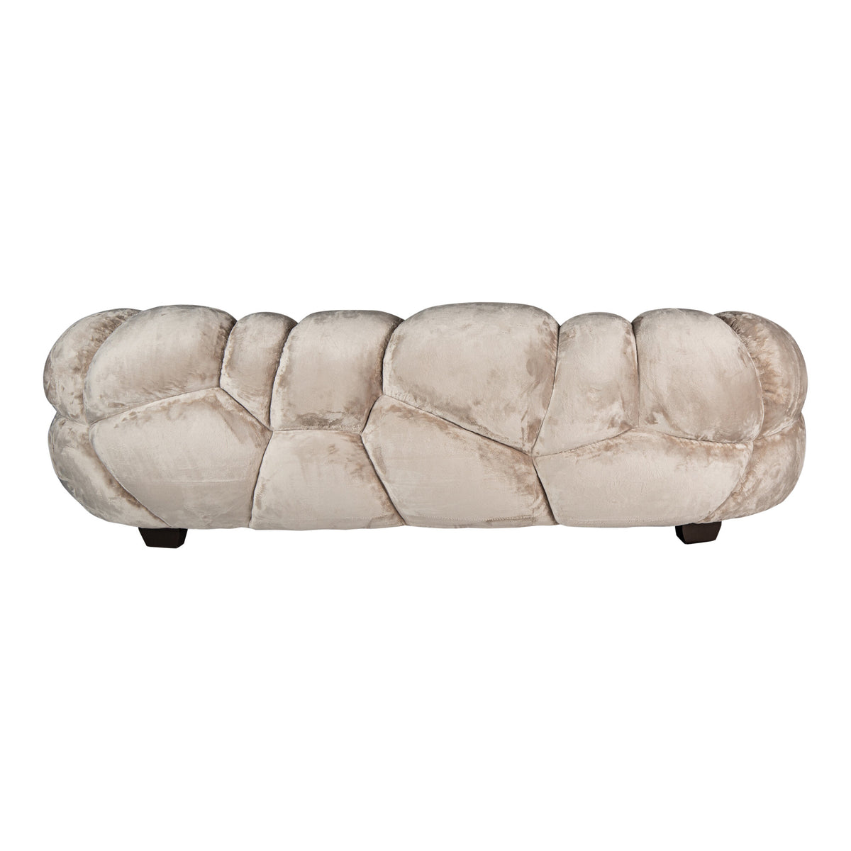 Volledig achteraanzicht van de vrijstaande gecapitonneerde bank in beige Lush-stof, afgewerkt met subtiele donkere poten.