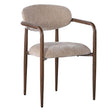 Schuin vooraanzicht van de stijlvolle eetkamerstoel op witte achtergrond, tonend het slanke frame met doorlopende armleuningen en de zacht gestoffeerde zitting in warm tan.