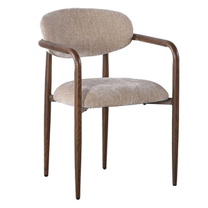 Schuin vooraanzicht van de stijlvolle eetkamerstoel op witte achtergrond, tonend het slanke frame met doorlopende armleuningen en de zacht gestoffeerde zitting in warm tan.