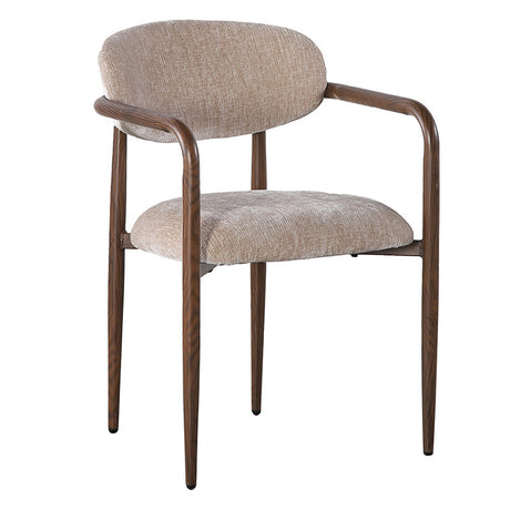 Schuin vooraanzicht van de stijlvolle eetkamerstoel op witte achtergrond, tonend het slanke frame met doorlopende armleuningen en de zacht gestoffeerde zitting in warm tan.