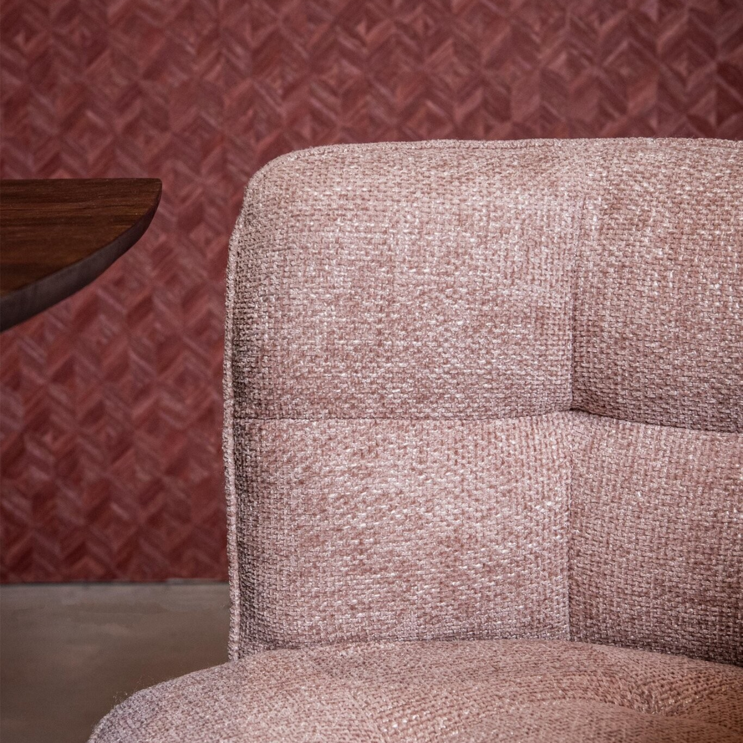 Close-up van de hoogwaardige Legacy Flamingo bekleding, waarbij de zachte structuur, het subtiele kleurverloop en het ambachtelijke blokstiksel van de rugleuning prachtig uitkomen.