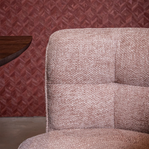Close-up van de hoogwaardige Legacy Flamingo bekleding, waarbij de zachte structuur, het subtiele kleurverloop en het ambachtelijke blokstiksel van de rugleuning prachtig uitkomen.