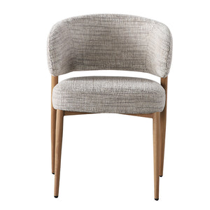 Vrijstaand recht vooraanzicht van de designstoel op een lichte achtergrond, tonend de symmetrische vormen, de zachte bekleding en het solide houten frame.