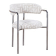Schuin vooraanzicht design armstoel in Maze Beige met glanzend verchroomd metalen onderstel