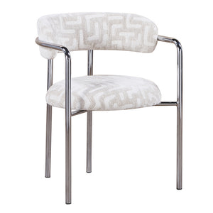 Schuin vooraanzicht design armstoel in Maze Beige met glanzend verchroomd metalen onderstel