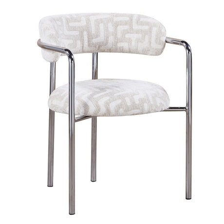 Schuin vooraanzicht design armstoel in Maze Beige met glanzend verchroomd metalen onderstel