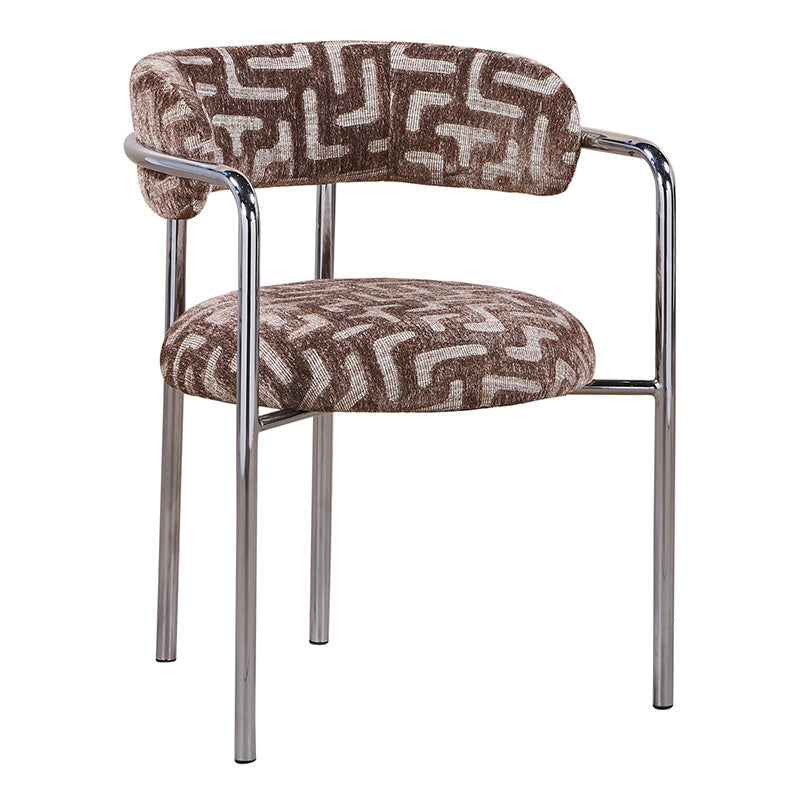 Vrijstaand schuin aanzicht van de stoel op een witte achtergrond, tonend de royale zitting van 10 cm dikte met geometrisch labyrintpatroon en het doorlopende verchroomde buisframe.