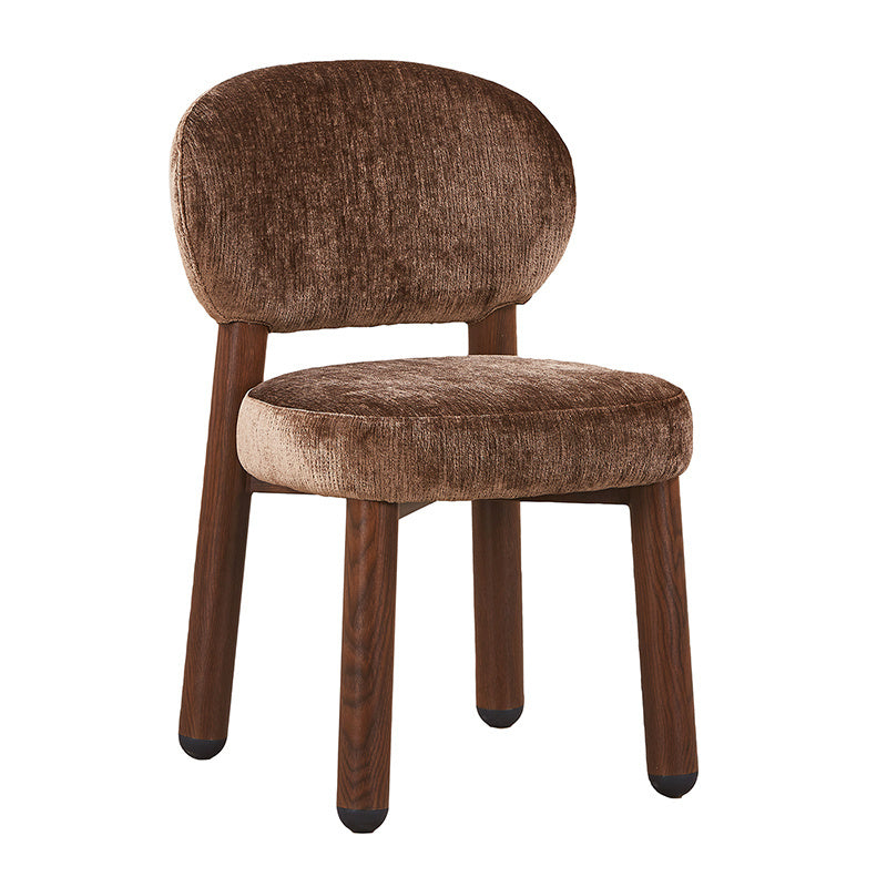 Vrijstaand schuin aanzicht van de stoel op een witte achtergrond, met focus op de afgeronde rugsteun, de comfortabele zitting van 12 cm dik en de opvallend brede poten.