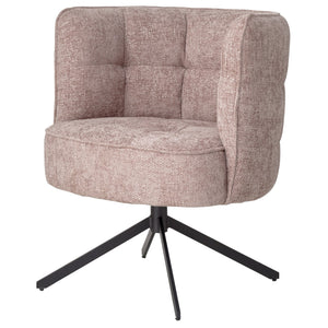 Vrijstaand schuin aanzicht van de royale draaistoel op een witte achtergrond, met focus op de comfortabele kuipzitting met pocketvering en het slanke metalen onderstel.
