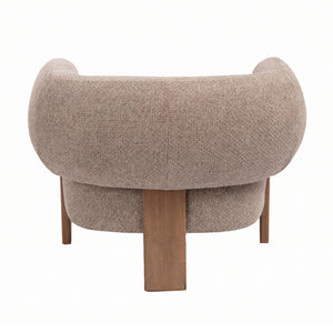 Volledig achteraanzicht van de fauteuil, tonend hoe de doorlopende afgeronde rugbekleding en houten staander het meubel perfect geschikt maken voor een vrije plaatsing.