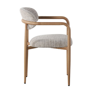 Zijaanzicht op een witte achtergrond van de eetkamerstoel, tonend het ergonomische silhouet, de comfortabele zithouding en de slanke belijning van het onderstel.