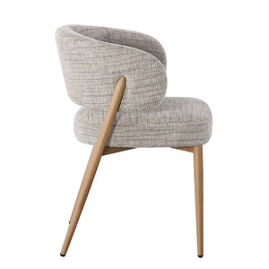 Vrijstaand zijaanzicht van de stoel op witte achtergrond, waarbij het slanke houten frame en de zachte Okura bekleding met extra dikke schuimvulling in de rugleuning goed naar voren komen.