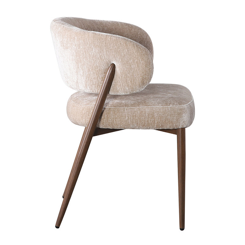 Zijaanzicht Japandi designstoel Tan met ergonomische ronde rugleuning en natuurlijk houten onderstel