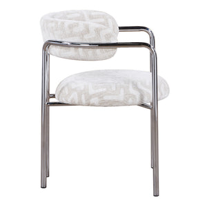 Vrijstaand zijaanzicht van de stoel op een witte achtergrond, met een duidelijke blik op het ergonomische profiel, de zacht geweven beige stoffering en de afgeronde armleggers.