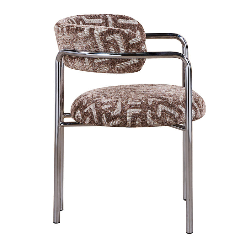 Vrijstaand zijaanzicht van de stoel op witte achtergrond, met duidelijke weergave van het ergonomische profiel, het comfortabele zitkussen en de elegante afgeronde armleggers